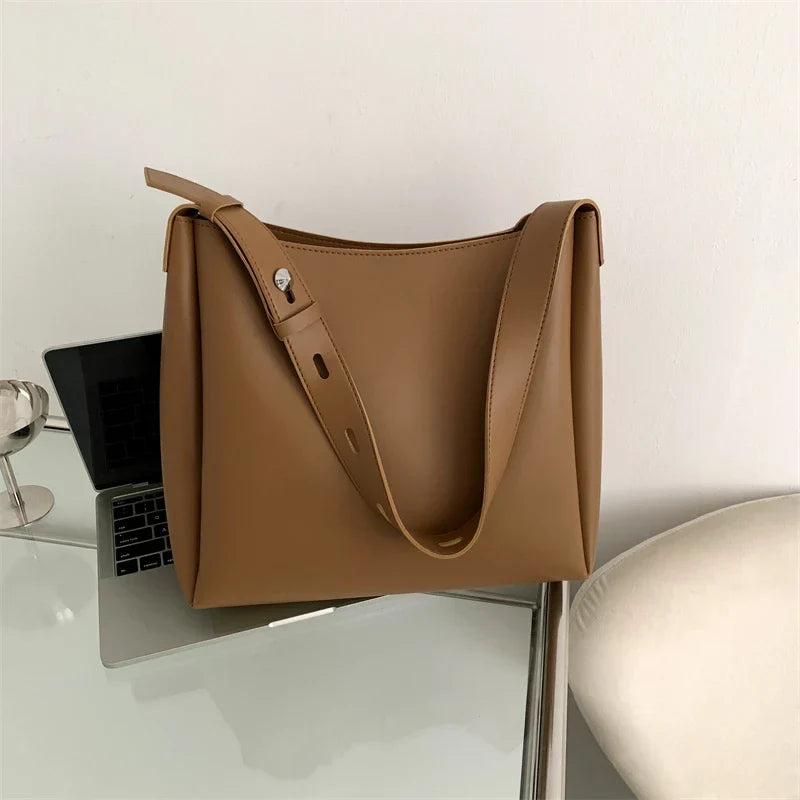 Women's Large Vegan Leather Hobo Bag with Pouch – Maud - Beverfield